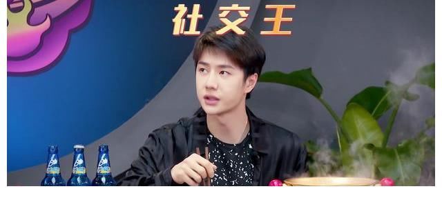 一個(gè)惜字如金，一個(gè)侃侃而談，直播王一博和街舞王隊(duì)長(zhǎng)狀態(tài)大不同