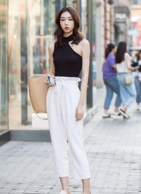 街拍:长发飘飘的小姐姐,身穿白色上衣搭配短裤,清纯时尚