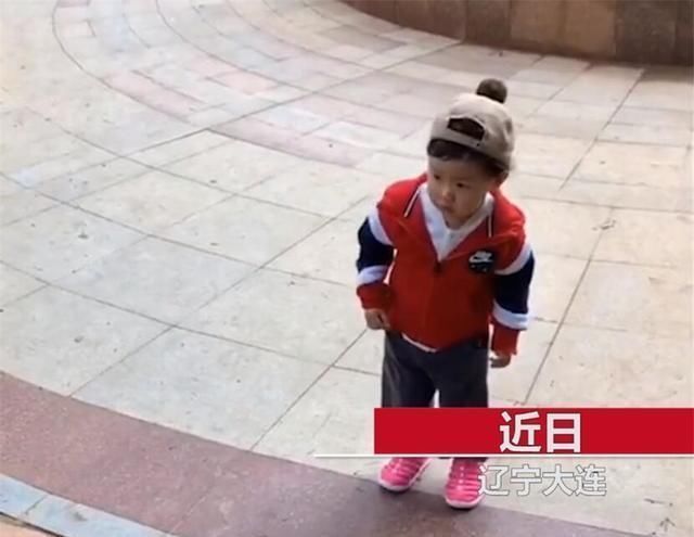 爷爷奶奶|妈妈带宝宝接爸爸,萌娃开心直奔后一个拐弯,亲爹当场石化