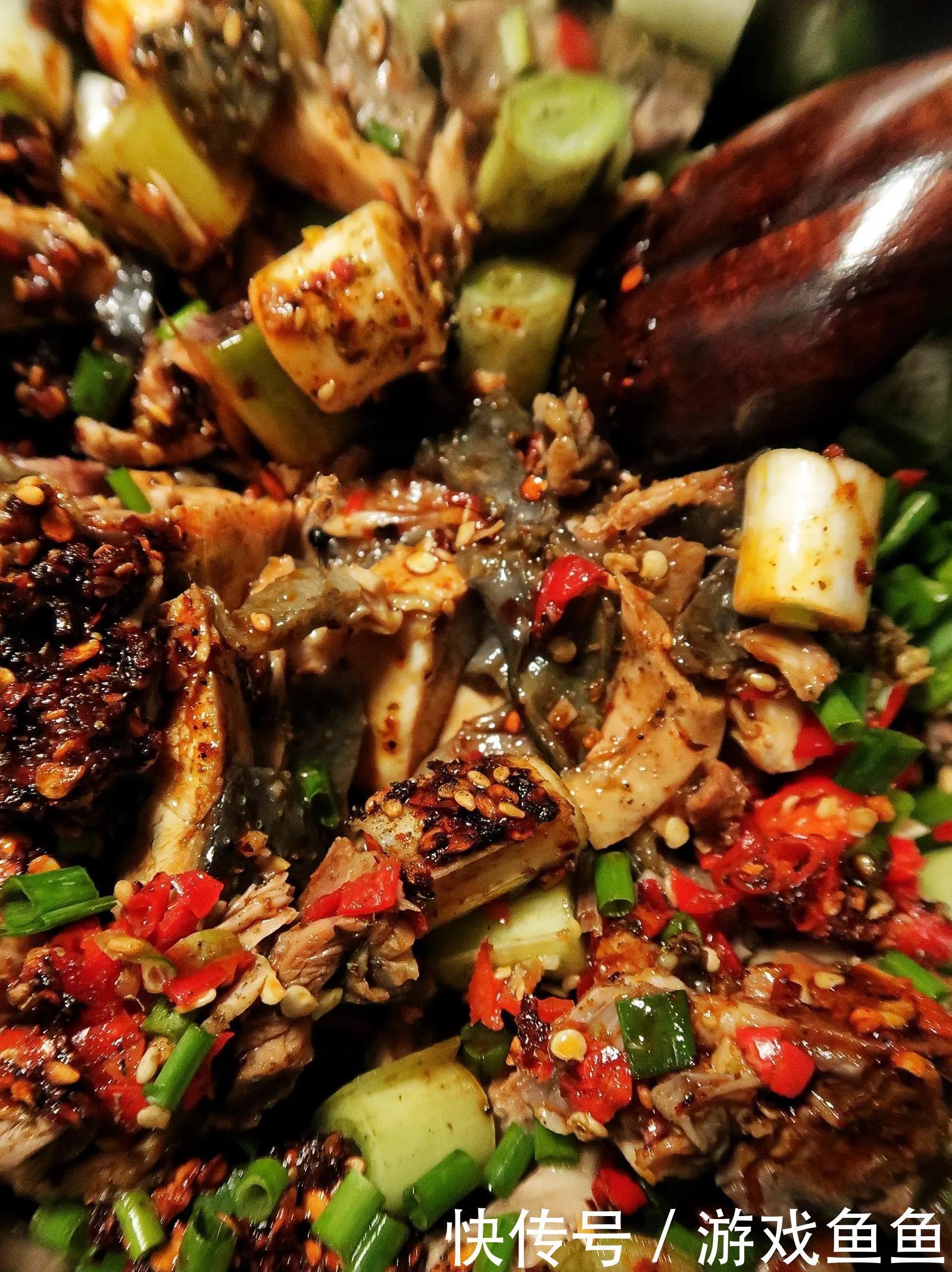 做红油椒麻鸡,一是红油,二是椒麻,三是鸡