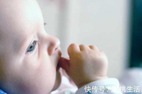 桃子|宝宝总爱“啃手指”,家长需要额外干预吗?需要分析完情况再决定