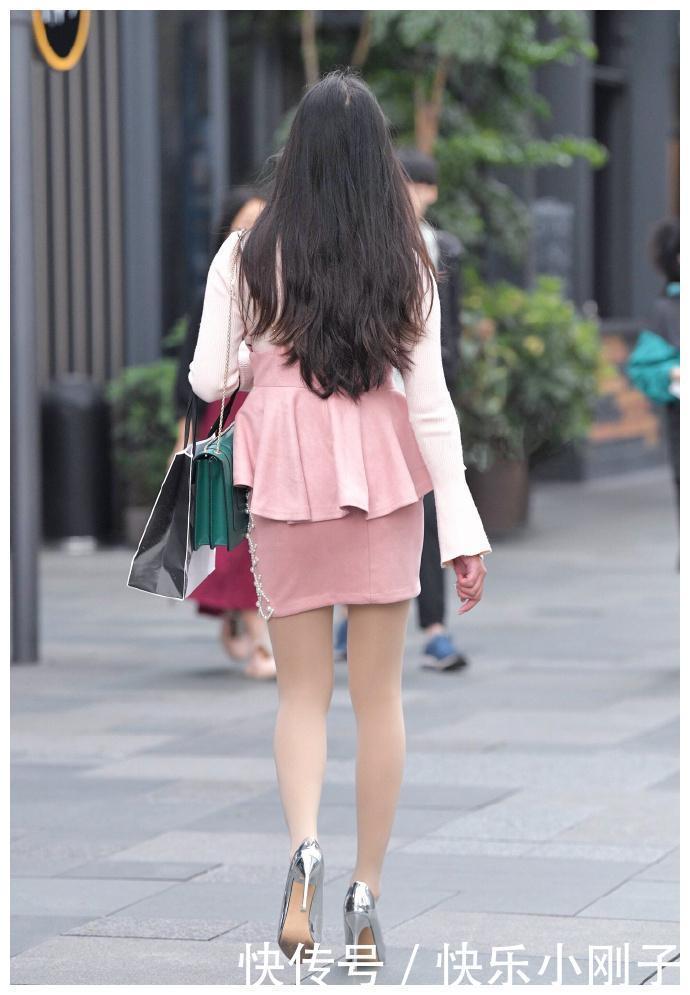 增添|藕色吊带裙,配上波浪衣摆的修饰,不经意间就增添了轻柔的气韵