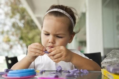 宝宝|“先提雨衣再下楼梯”,2岁萌娃乖乖照做,却逗乐大片网友