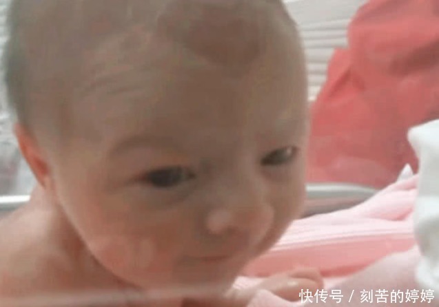 医生|刚出生两天的婴儿听到妈妈的声音，居然抬头看妈妈，医生都看愣了