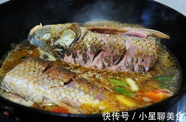 炖鱼去腥味，用白酒还是料酒都错了，大厨教你一招，好吃无腥味