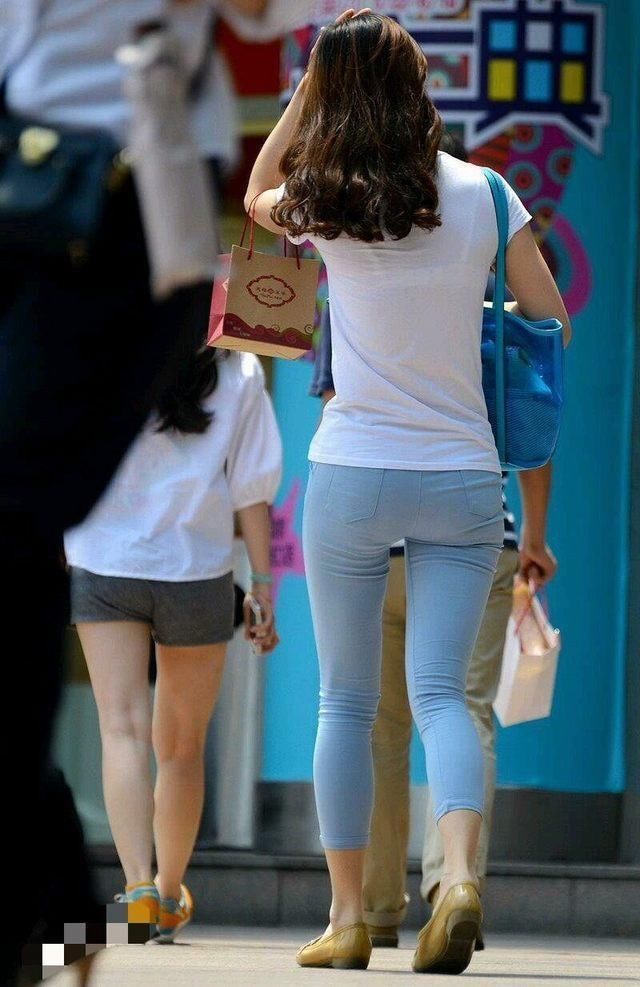 气质|街拍美女美女穿紧身牛仔裤,那气质,路人忍不住看了一眼