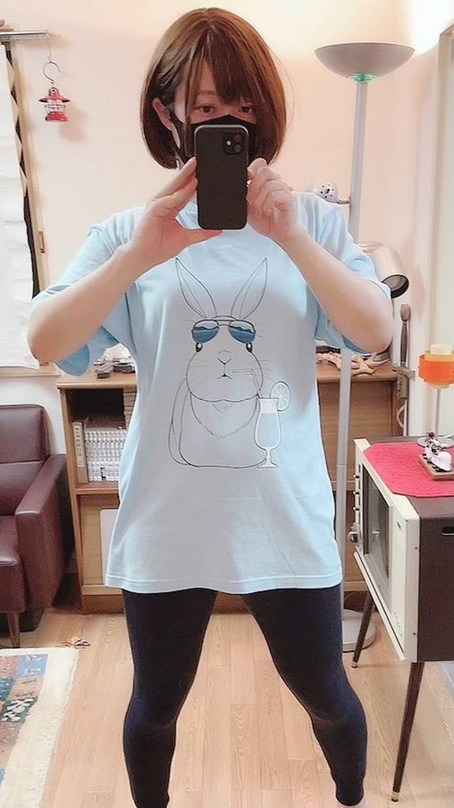 美腿|美女漫画家是伪娘!晒美腿卖自绘T恤真实年龄吓到网友:是大叔啊