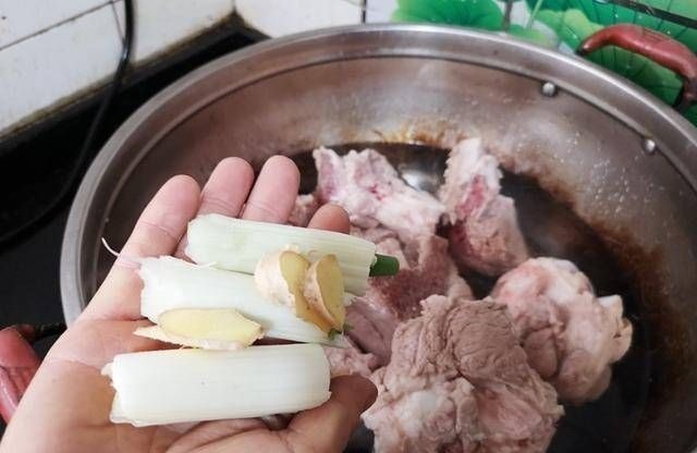 不论炖什么骨头汤,不要直接加水炖,多加这一步,汤汁浓白似牛奶