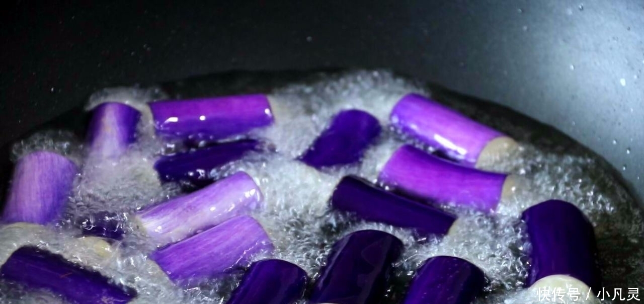 茄子别再炒着吃了,教你一种新做法,比大鱼大肉香,做三根不够吃