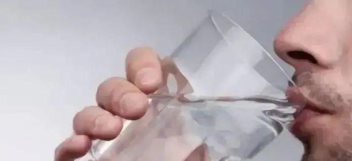 嘴里|尿酸高的人,身体出现3种异常,警惕肾衰竭,3种饮品少往嘴里倒