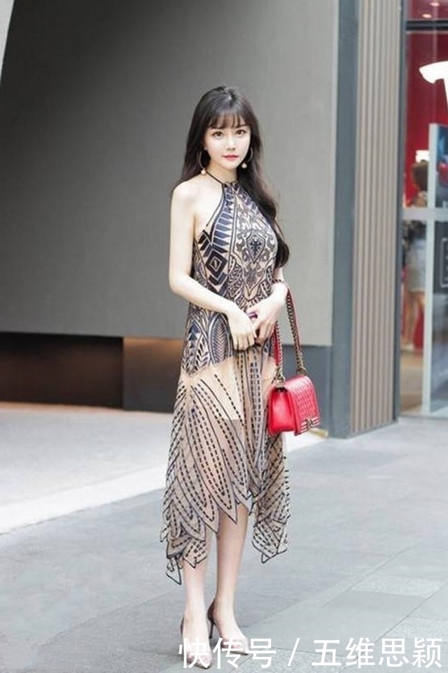 路人街拍,美女灰色休闲裤搭配挂脖式背心,行走间满满的青春活力