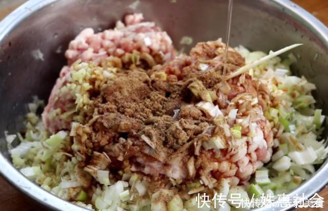 白菜饺子，有人焯水有人直接包，都不对，教你正确做法，饺子才香