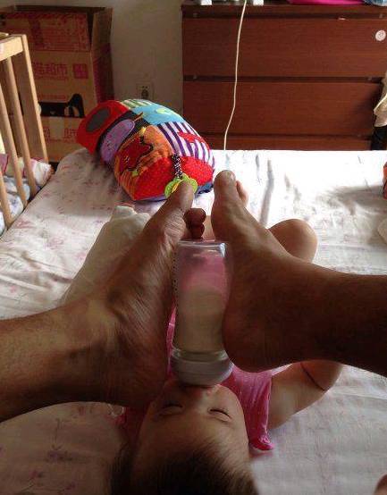 |搞笑图片幽默段子笑话哈哈，好小的厕所啊，开门都不方便呢