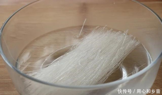 满满的|「早餐」韭菜不做韭菜盒子,试试这样做,金黄酥脆,满满的馅料,太过瘾了