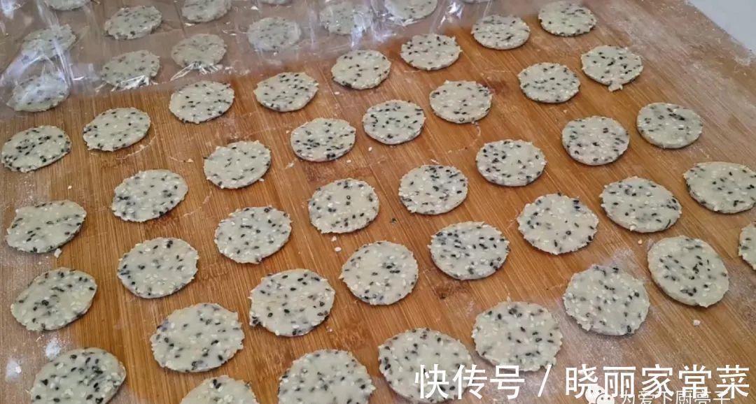松软|芝麻饼干新做法,锅里一烙,松软香甜不加油,没烤箱也能一次成功