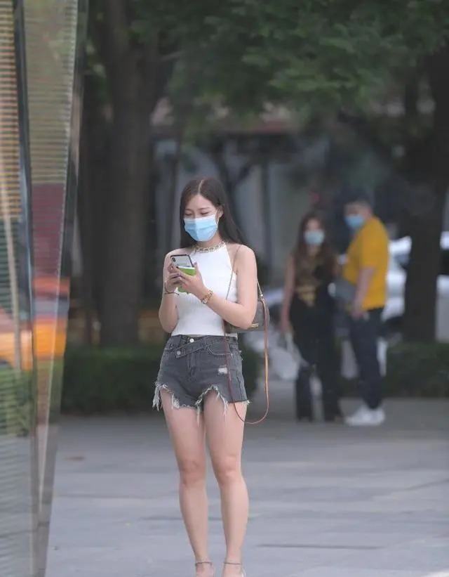 脖颈处 美女搭配一条低腰灰色牛仔短裤,显瘦又时尚