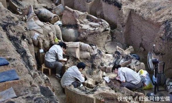 古墓|考古家收藏一梅瓶,后来古墓出土个一模一样的,这下说不清了