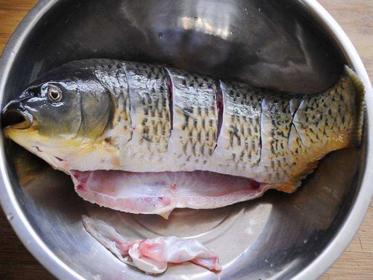 无论做啥鱼，别再用料酒去腥！教你3招，去腥增香，出锅抢着吃！