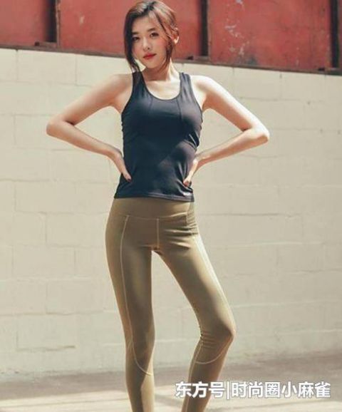 小姐姐|街拍气质独特的小姐姐,搭配打底裤,展示妙曼身姿