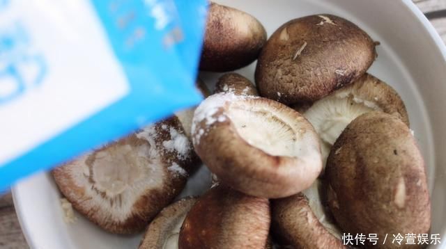 炒菜|清水洗香菇，和没洗一样，教您一招，脏东西和小虫子自动溜走