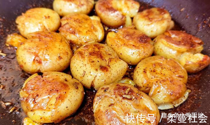 小土豆|这食材价格不贵，营养却很全面，简单一蒸一煎，当菜又当饭，真香