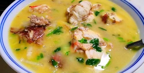 炖鱼汤|秋天,有钱没钱,多吃此鱼,刺少肉多还便宜,炖汤喝营养高又鲜美