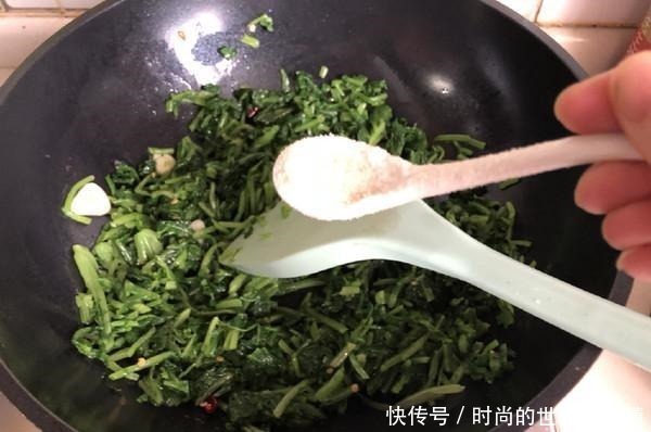 萝卜缨|“天然开塞露”被发现,通便滑肠,一次吃一盘,轻松排空黑宿便!