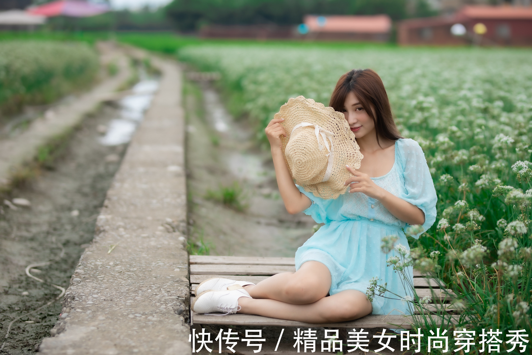 脱俗|衣服穿对了才是经典,深邃脱俗的淡雅连衣裙,优雅气质不凡