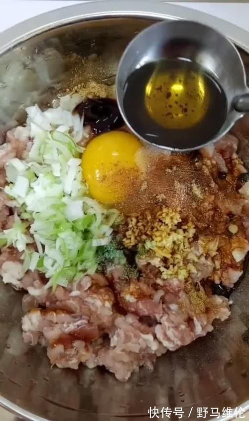 调饺子馅时,放热油还是放香油?面馆老师傅:都错了,别乱放