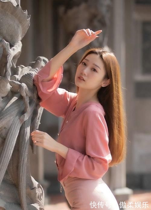 瑜伽裤 小姐姐穿上了,黑色的紧身瑜伽裤,走在街上真是满满的回头率