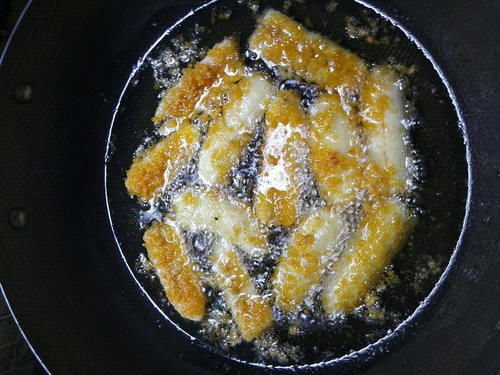 炸完东西的油，还能继续吃吗？教你一个招，混油瞬间变新油