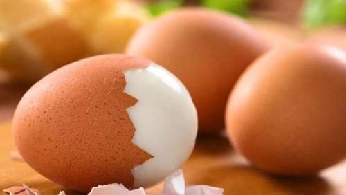 煮鸡蛋的时候，不要直接下锅煮，学会这样做，鸡蛋壳自动脱落