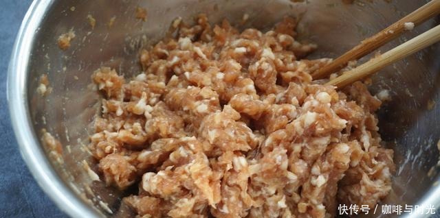 蒸肉包时,掌握这3点,包子饱满不回缩,汤汁浓郁回味无穷!