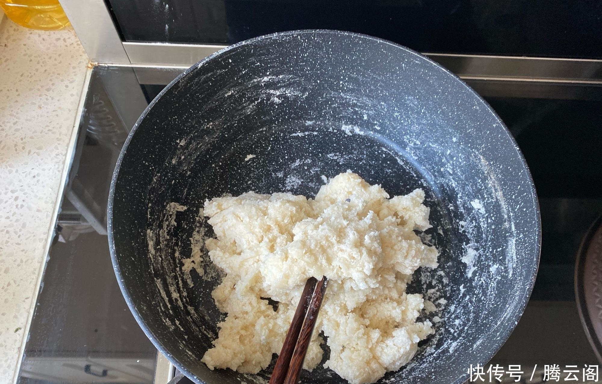 炸糖糕时,第1步直接开水烫面就错了,多加这1步糖糕空心不破皮