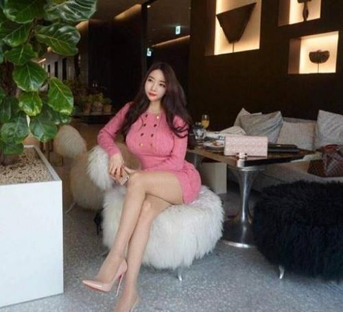 少妇 身材微胖美少妇,时尚紧身包臀裙,尽显迷人的身段!