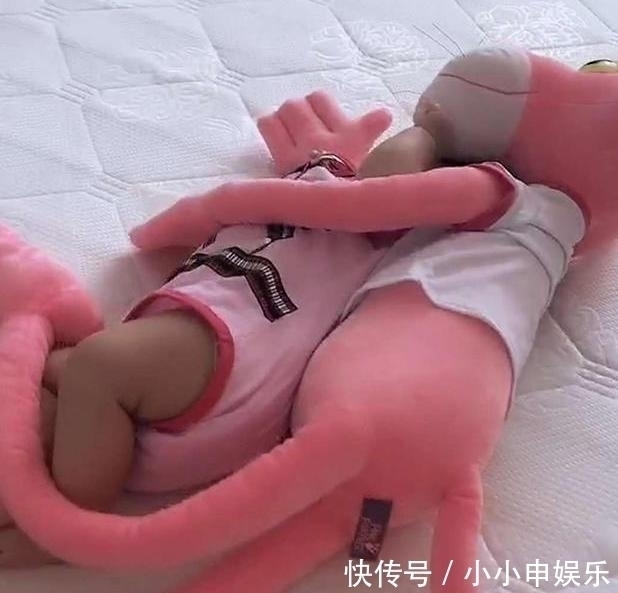 爸妈|奶爸哄娃睡觉,妈妈不放心去卧室查看,推门一看,气得妈妈笑喷了