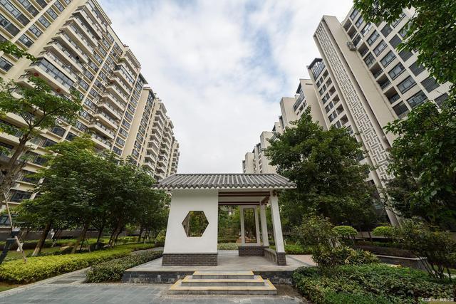 小县城|在小县城,用25万买小产权房和七十万买个商品房,选择哪个好