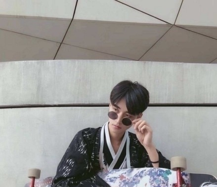 穿着汉服!为何大家反感汉服圈?脚上穿着运动鞋,古今混搭,不算真的有文化