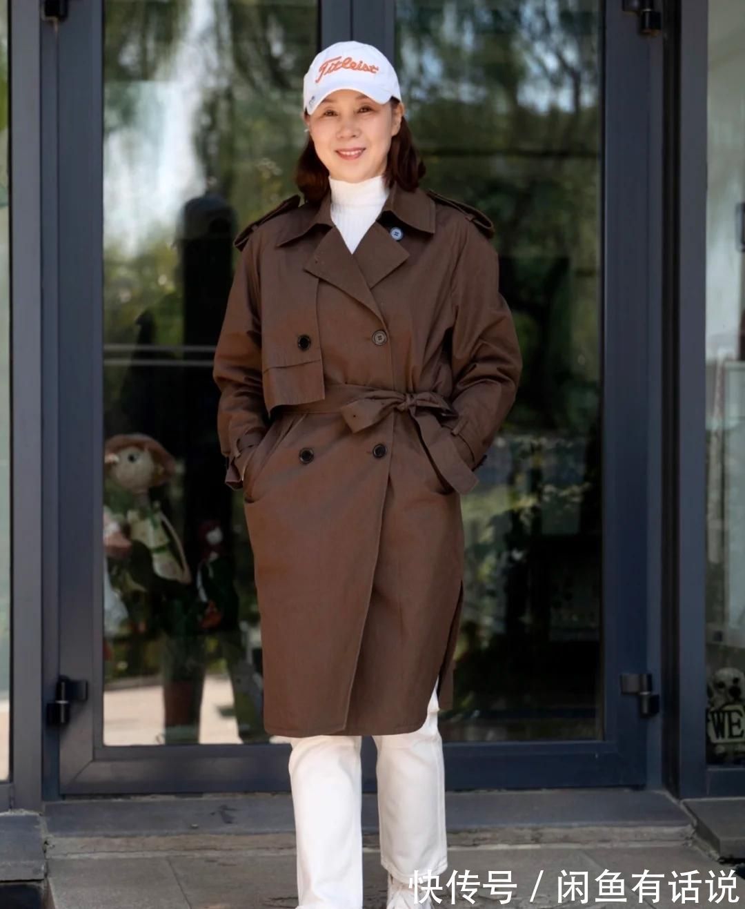 风衣|白色打底衫有多时髦?65岁博主多套搭配示范,穿出奶奶辈的优雅
