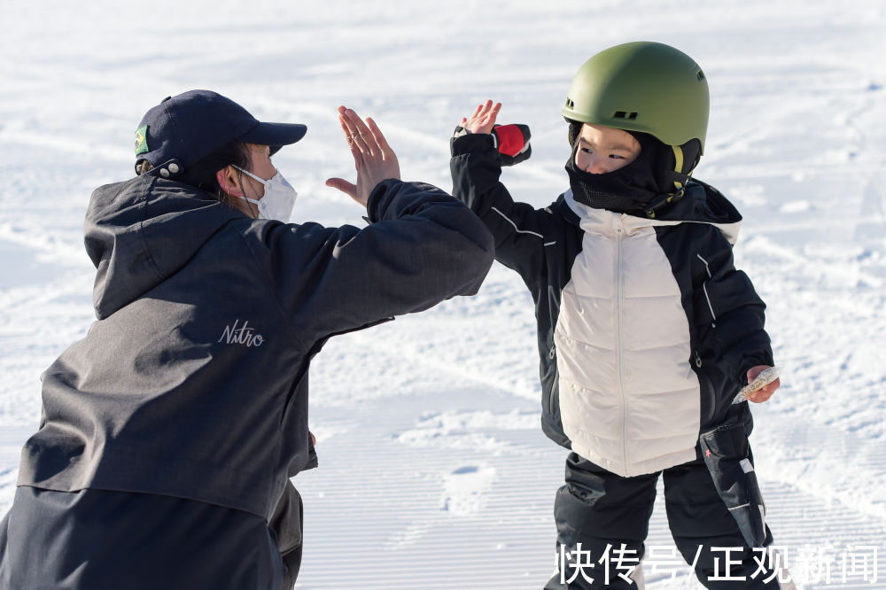 雪上萌娃“飞行记”