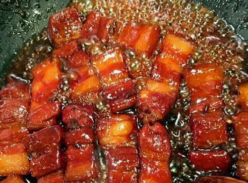 炒糖色时,糖一定不能直接下油锅!做错这一步,肉又苦又硬,难吃