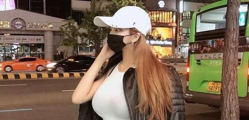 衣服|街拍简单有气质的清新甜美小姐姐,展示出欧美范