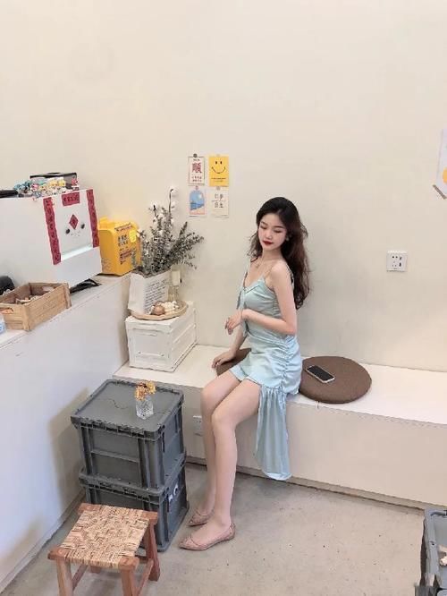 少女感|微胖可爱的小姐姐,时尚穿搭天蓝色吊带裙,尽显少女感十足