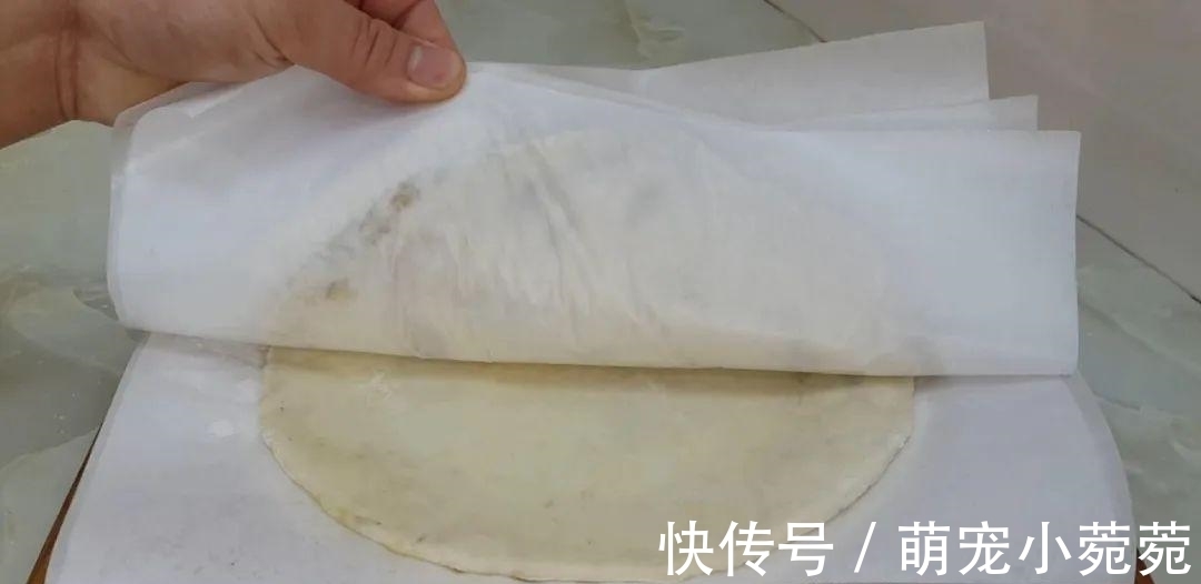 烙饼|烙饼这做法太香了,开水一烫,柔软筋道又多层,出锅孩子都抢着吃