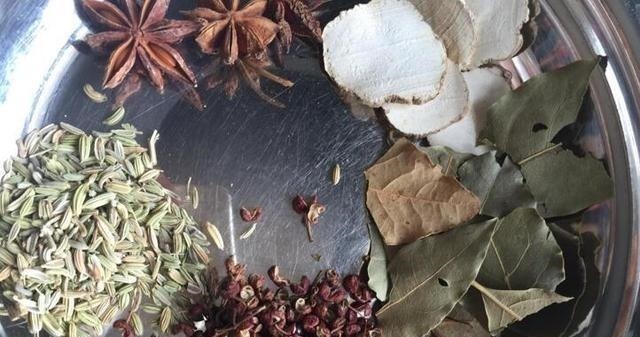 父亲用30年土方法酱牛肉，牢记3个小技巧，牛肉酱香浓郁不腥不散