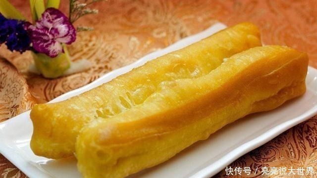 油条|油条店大厨教你炸油条，不放酵母，个个金黄酥脆，凉了也是软乎的