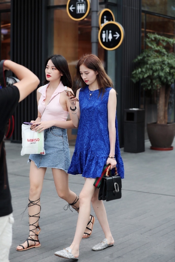 自信|美女街拍:美女走路的姿势自信满满,追求者肯定不少,追她的人排到了法国