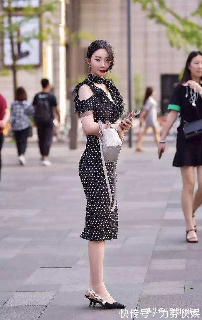 在职场 美女脚上搭配上一双白色的尖头高跟鞋,让双腿显得修长