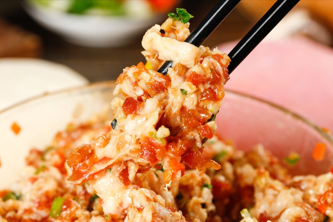 包饺子，调肉馅很重要，牢记2放2不放，肉馅鲜嫩多汁，香喷喷的