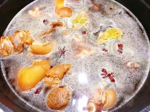 猪蹄胶原蛋白满满,可以美容养颜,搭配黄豆焖煮更美味